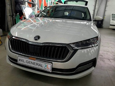 Комплекс работ на автомобиле Skoda Octavia A8 замена лобового стекла +перетонирование задней полусферы 15% Sun Control