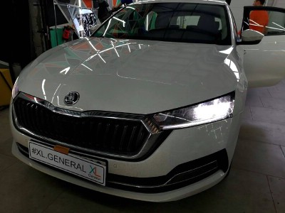 Комплекс работ на автомобиле Skoda Octavia A8 замена лобового стекла +перетонирование задней полусферы 15% Sun Control