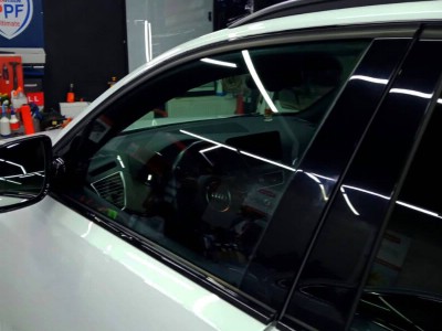 Тонирование двух передних стекол 35% пленкой Suncontrol на автомобиле Audi Q3