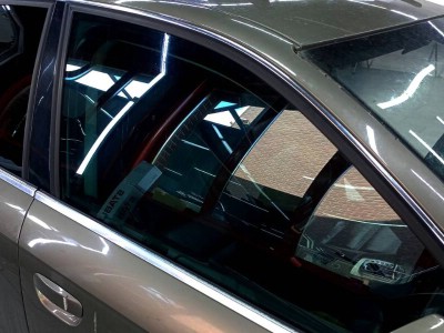 Тонирование двух задних стекол 5%, двух передних атермальной, и замена лобового стекла с тонировкой атермальной плёнкой Audi A4
