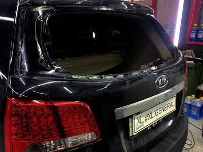 Тонирование и замена стекла крышки багажника Kia Sorento 2009-2012