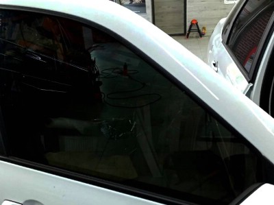 Тонирование передних стекол 5% SUNCONTROL на автомобиле Lada Granda
