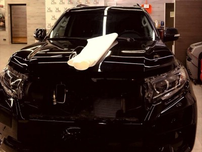 Тонирование задней полусферы и бронь зон риска на автомобиле Toyota Land Cruiser Prado J150