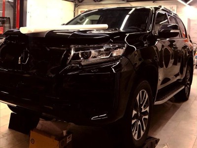 Тонирование задней полусферы и бронь зон риска на автомобиле Toyota Land Cruiser Prado J150