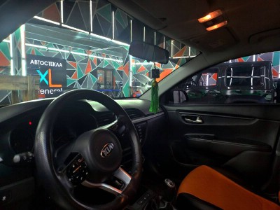 Тонирование задних опускных и передних опускных + полоса на лобовом стекле на автомобиле Kia Rio
