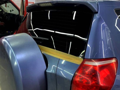 Тонирование и замена стекла багажника Toyota Rav 4 2005-2010