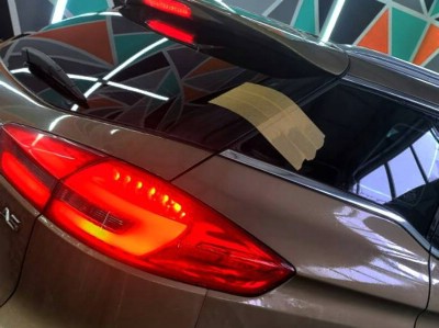 Замена задних стекол с предварительной тонировкой плёнкой SunControl 5% на автомобиле Geely Atlas 2016